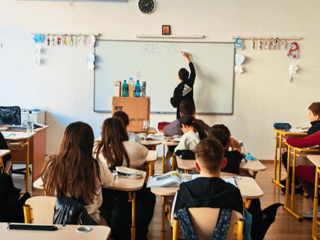 Mobilizare fără precedent pentru reciclare: elevii din 20 de școli din București și Ilfov au colectat aproape 17 tone de deșeuri