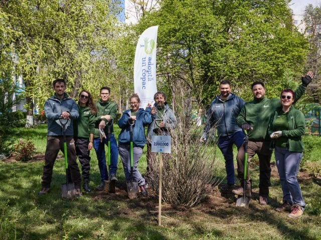 Bilanț de primăvară pentru Adoptă un Copac, cu 13 hectare de păduri noi, lecții de mediu pentru mii de elevi din toată țara și două acțiuni speciale de plantare și Majorat verde, cu 2 milioane de copaci plantați în 18 ani de activitate